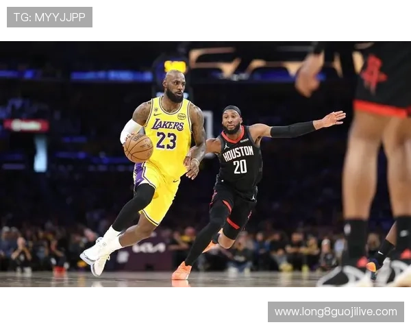 詹姆斯关键时刻再度发力湖人逆转勇士夺胜
